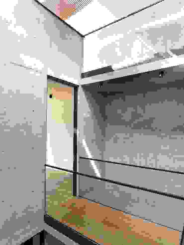 HYLA Architects Pasillos, vestíbulos y escaleras de estilo moderno