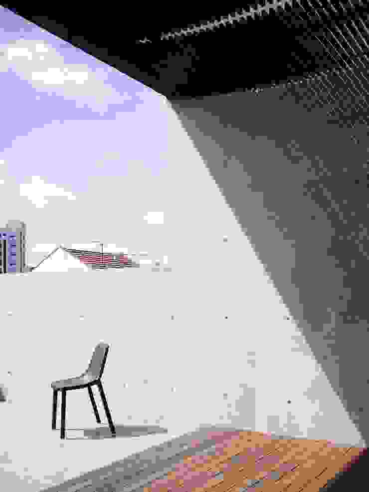 HYLA Architects Balcones y terrazas de estilo moderno