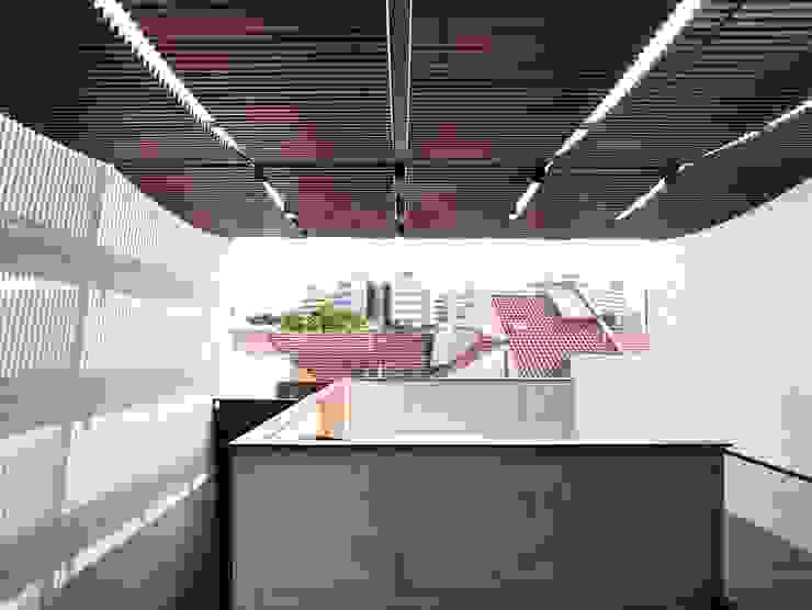 HYLA Architects Balcones y terrazas de estilo moderno