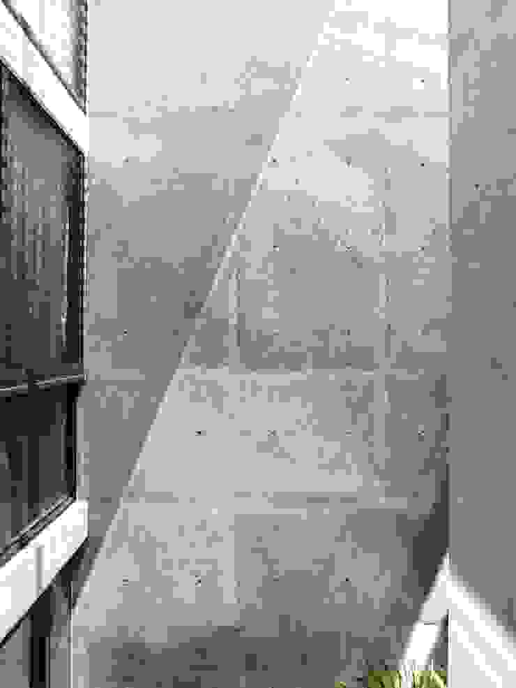 HYLA Architects Paredes y pisos de estilo moderno