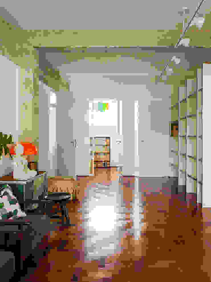 Mauricio Arruda Design Eclectic style corridor, hallway & stairs