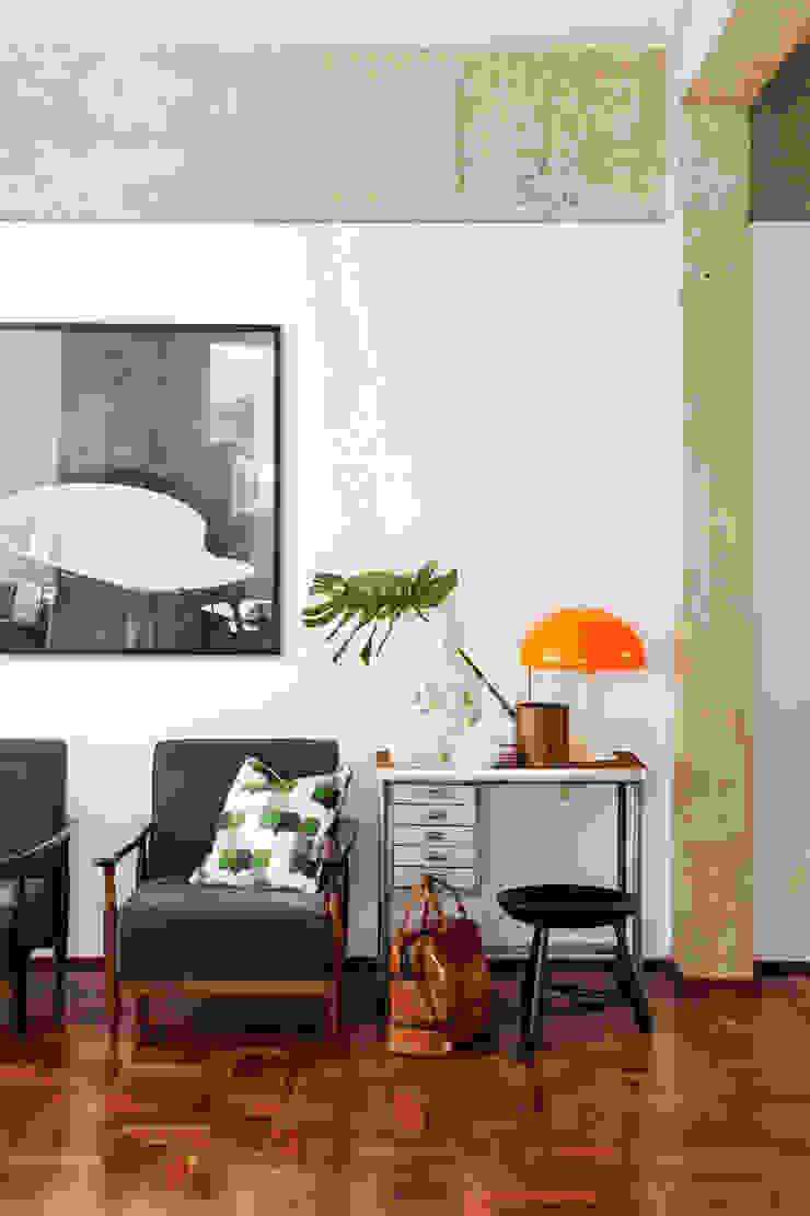 Mauricio Arruda Design Eclectic style living room