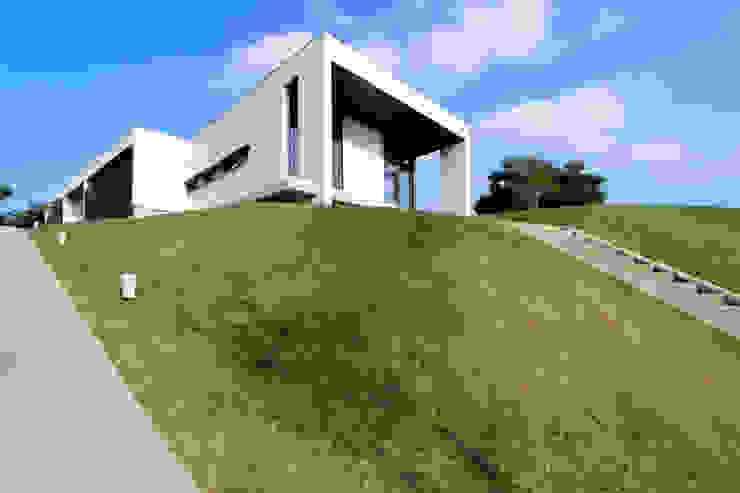 丘の上の二世帯住宅, 時空遊園 JIKOOYOOEN ARCHITCTS 時空遊園 JIKOOYOOEN ARCHITCTS Modern Houses