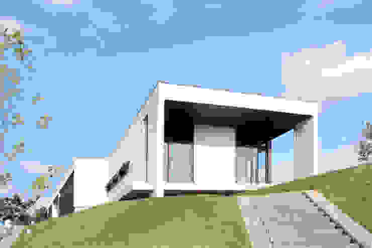 丘の上の二世帯住宅, 時空遊園 JIKOOYOOEN ARCHITCTS 時空遊園 JIKOOYOOEN ARCHITCTS Moderne Häuser