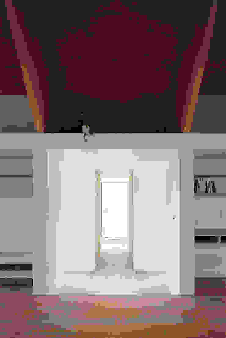 Koyanosumika ma-style architects Pasillos, vestíbulos y escaleras de estilo minimalista