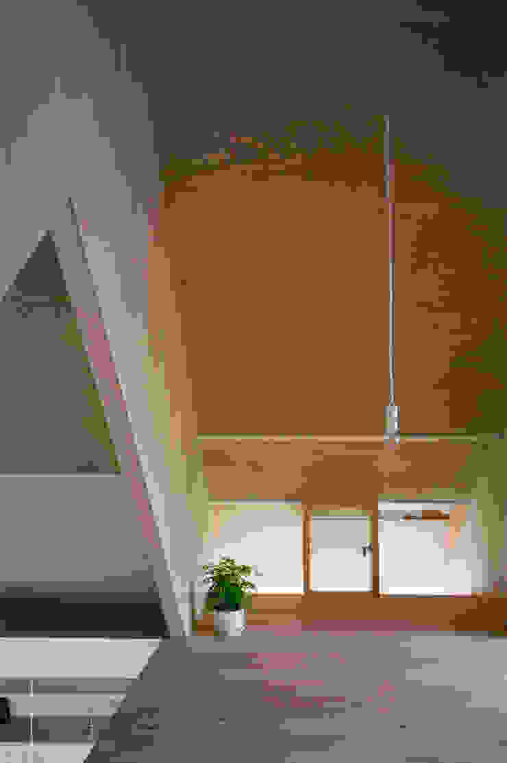 Koyanosumika ma-style architects Paredes y pisos de estilo minimalista