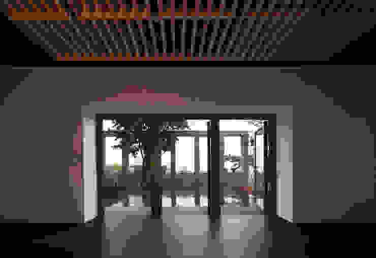 Varandas, marquises e terraços modernos por 무회건축연구소 Moderno