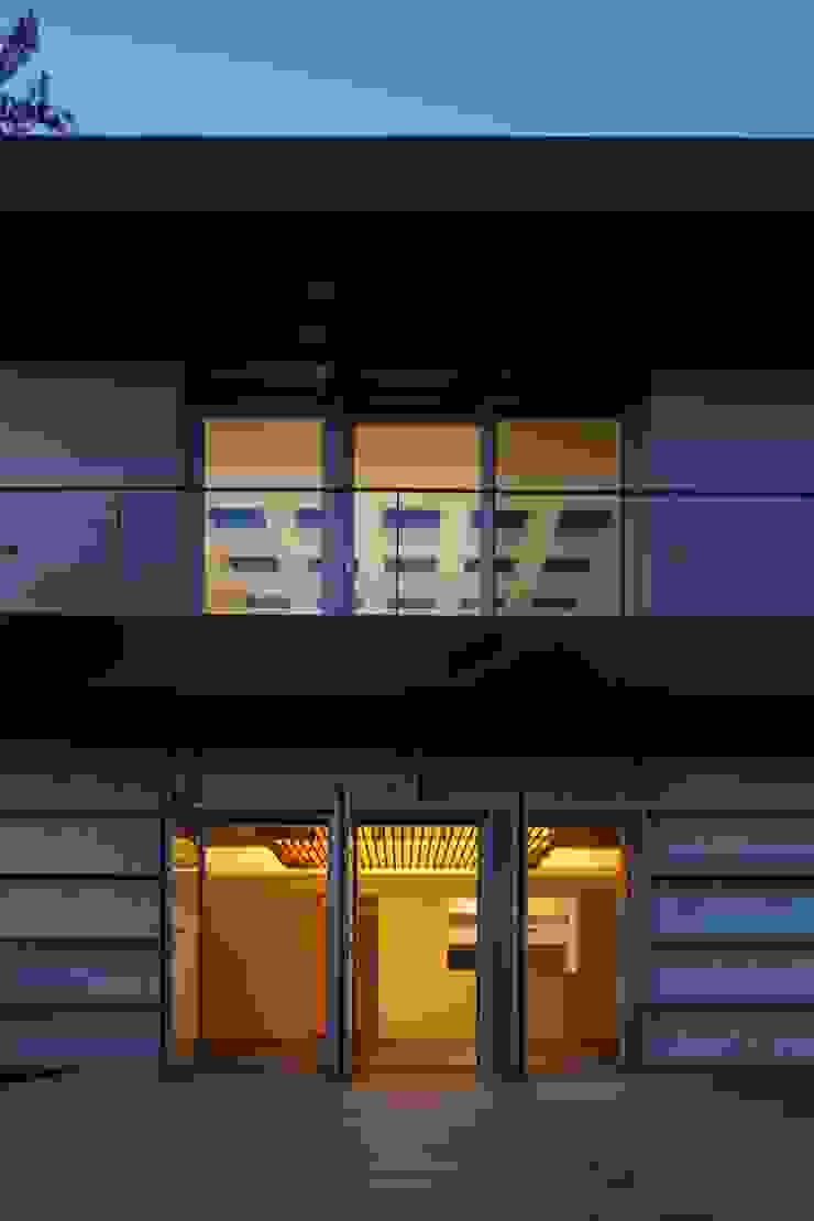 Varandas, marquises e terraços modernos por 무회건축연구소 Moderno