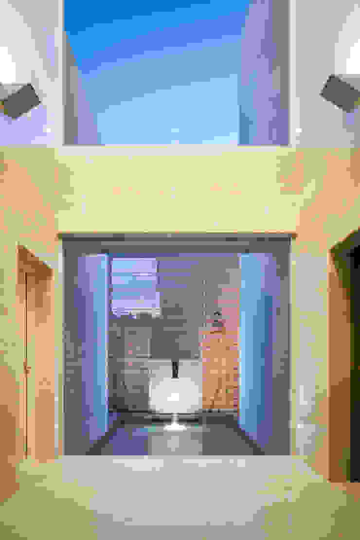株式会社 U建築研究所 Modern corridor, hallway & stairs