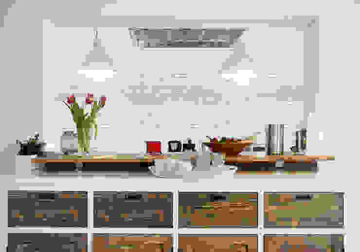 homify Tường & sàn phong cách mộc mạc Ván White