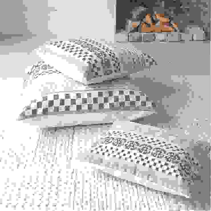 Hiccup cushion homify Skandinavische Wohnzimmer Accessoires und Dekoration