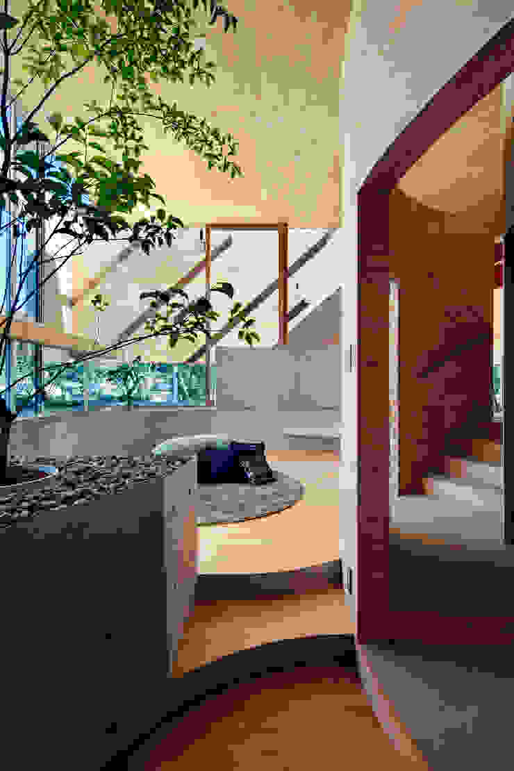 Pit house UID Salas de estilo moderno