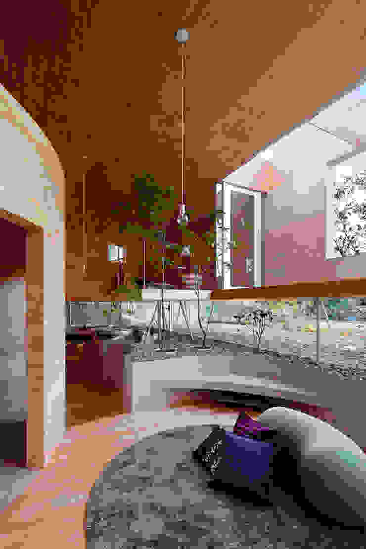 Pit house UID Salas de estilo moderno