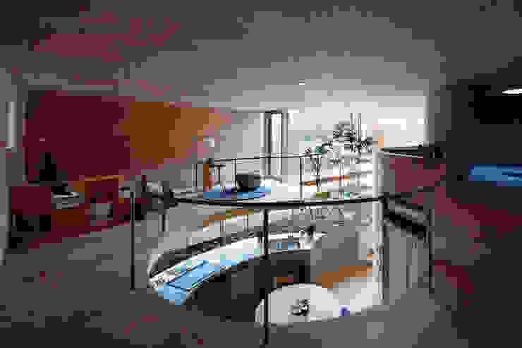 Pit house UID Pasillos, vestíbulos y escaleras de estilo moderno