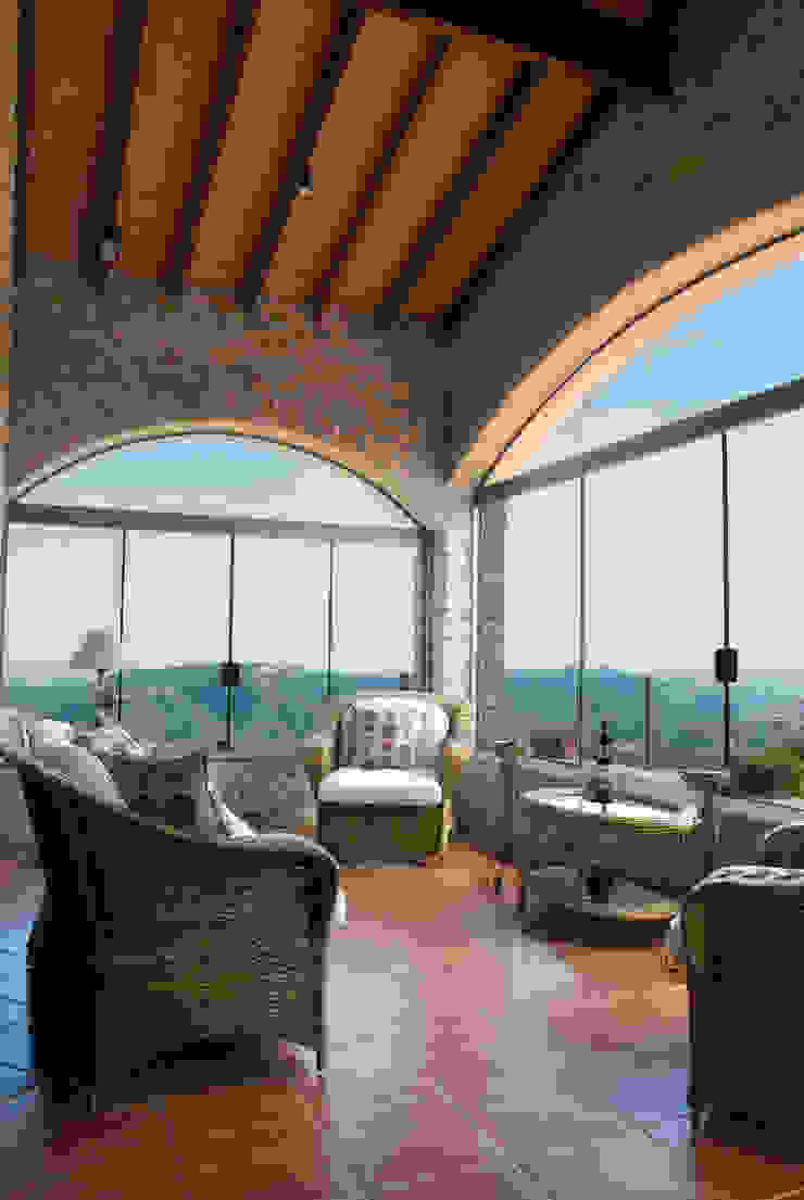 Casa Toscana em Serra Negra, Tikkanen arquitetura Tikkanen arquitetura Country style balcony, veranda & terrace