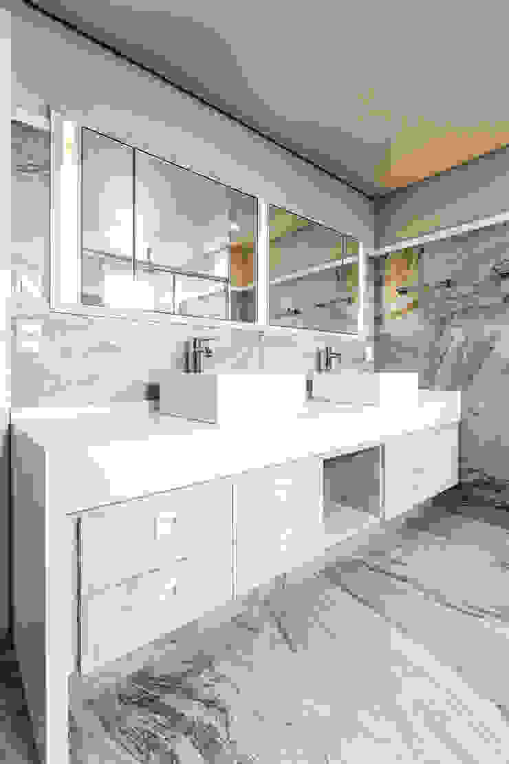 Tikkanen arquitetura Modern bathroom
