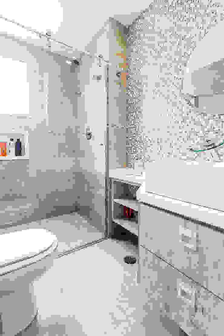 Tikkanen arquitetura Modern bathroom