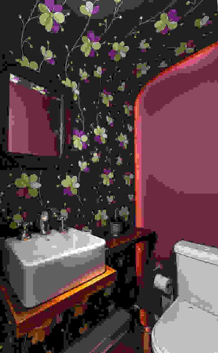 Tikkanen arquitetura Modern bathroom