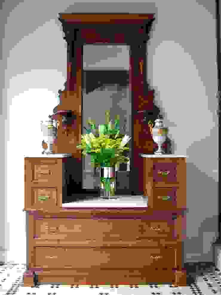 Erika Winters® Design Classic style corridor, hallway and stairs