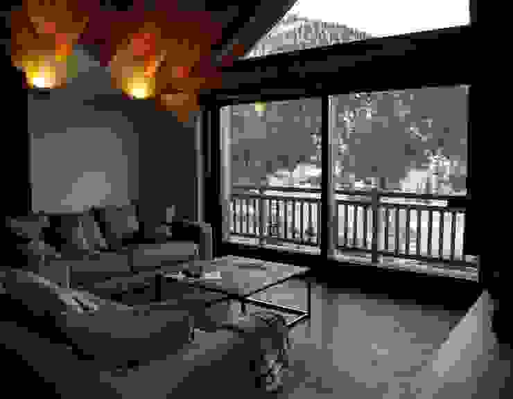 chalet in Chamois, Aosta Valley, Alps enrico girardi architetto Rustic style balcony, porch & terrace