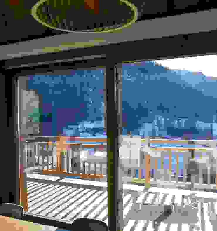 chalet in Chamois, Aosta Valley, Alps enrico girardi architetto Rustic style windows & doors