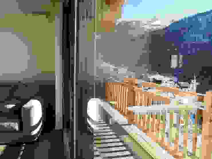 chalet in Chamois, Aosta Valley, Alps enrico girardi architetto Rustic style balcony, porch & terrace