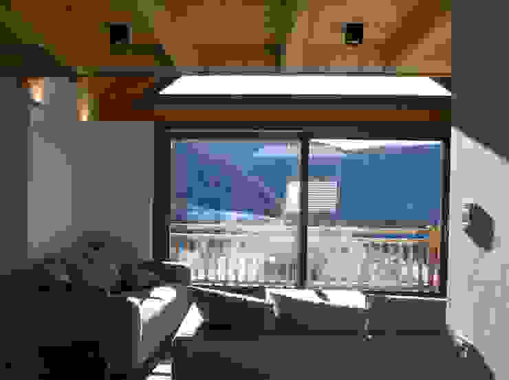 chalet in Chamois, Aosta Valley, Alps enrico girardi architetto Corridor, hallway & stairsLighting