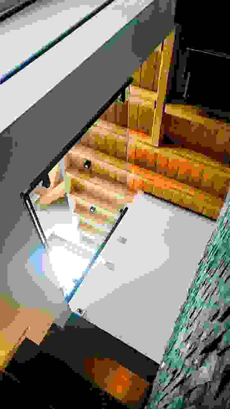 chalet in Chamois, Aosta Valley, Alps enrico girardi architetto Corridor, hallway & stairsStairs