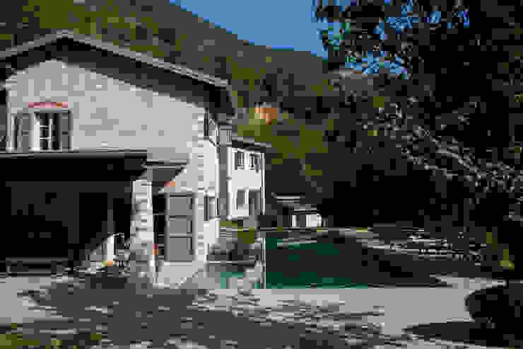 Rustico di Seravezza (Forte dei Marmi) Architetto Silvia Giacobazzi Piscina in stile rustico
