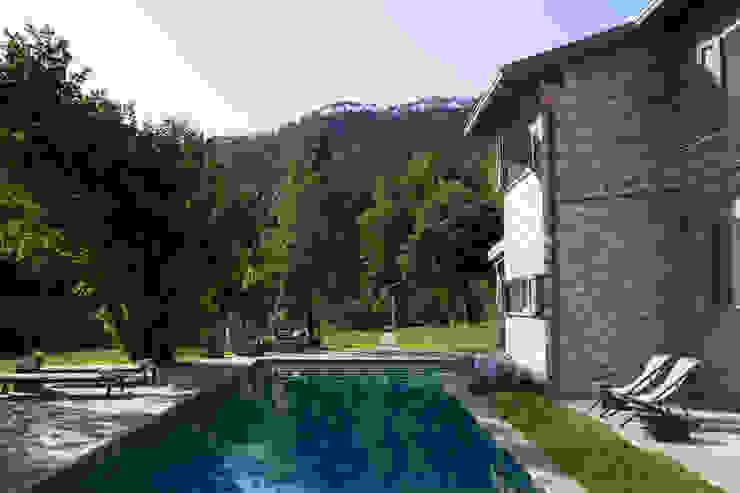 Rustico di Seravezza (Forte dei Marmi) Architetto Silvia Giacobazzi Piscina in stile rustico
