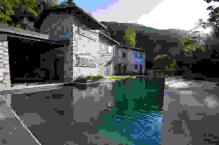 Rustico di Seravezza (Forte dei Marmi) Architetto Silvia Giacobazzi Piscina in stile rustico