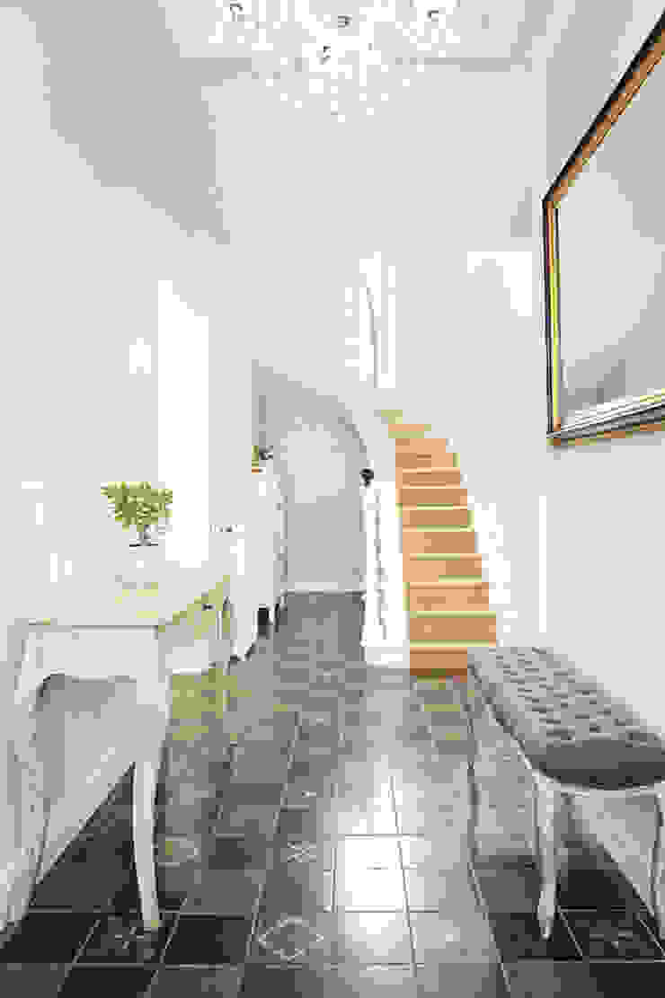 Entrée majestueuse CL Intérieurs Couloir, entrée, escaliers minimalistes Biens,Un meuble,blanche,Imeuble,Bois,Plante,Éclairage,Architecture,Sol,Sol