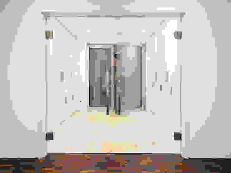 Reflecting Cube—House in Weinheim, Germany Helwig Haus und Raum Planungs GmbH Modern corridor, hallway & stairs