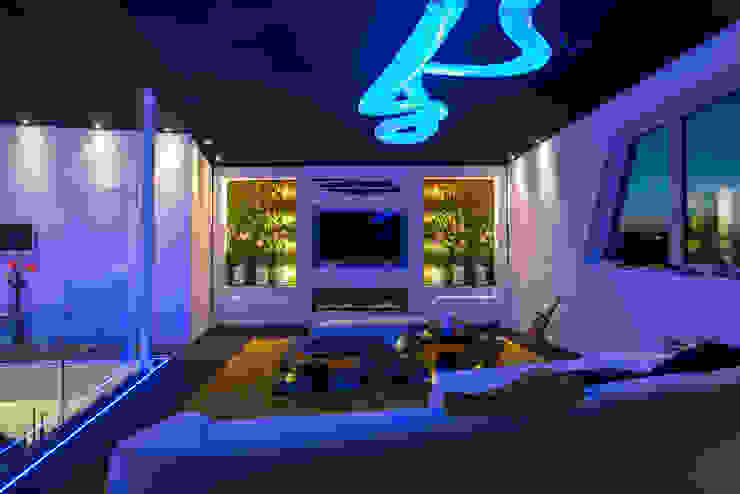 Modernes Wohnzimmerdesign mit LED und Gaskamin homify Moderne Wohnzimmer