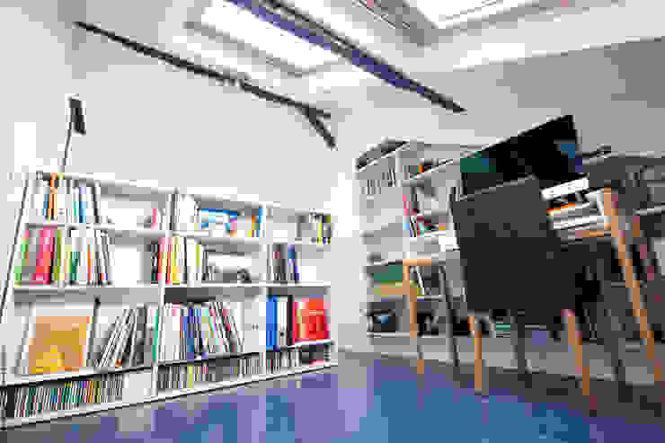 Duplex Lumineux, Solenne Brugiroux Architecte Solenne Brugiroux Architecte Гостиная в стиле модерн