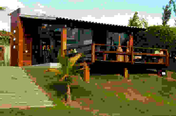 CASA COM VIDRO E MADEIRA, NATALIE TRAMONTINI ARQUITETURA E INTERIORES NATALIE TRAMONTINI ARQUITETURA E INTERIORES Country style houses