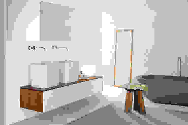 Casas de banho por NEUTRA DESIGN