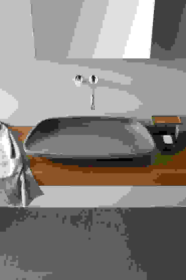 Casas de banho por NEUTRA DESIGN