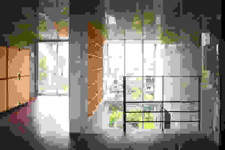 緑に囲まれたステージ ユミラ建築設計室 モダンな 窓&ドア
