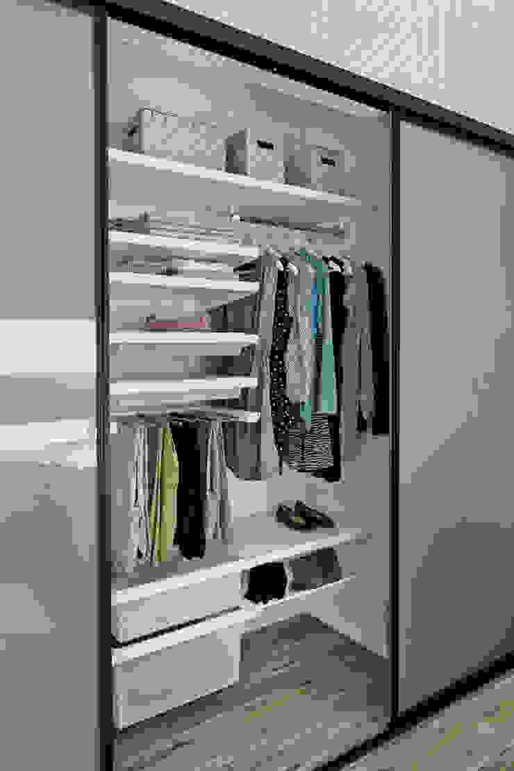 Elfa Einbauschrank mit grauer Glasfüllung im Schlafzimmer, Elfa Deutschland GmbH Elfa Deutschland GmbH Modern style bedroom Wardrobes & closets