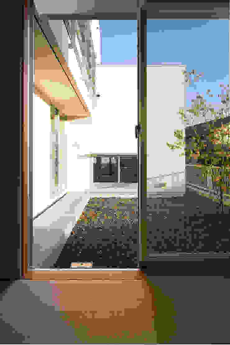 Giardino in stile scandinavo di 有限会社スマイルスタジオ/sMile sTudio Scandinavo