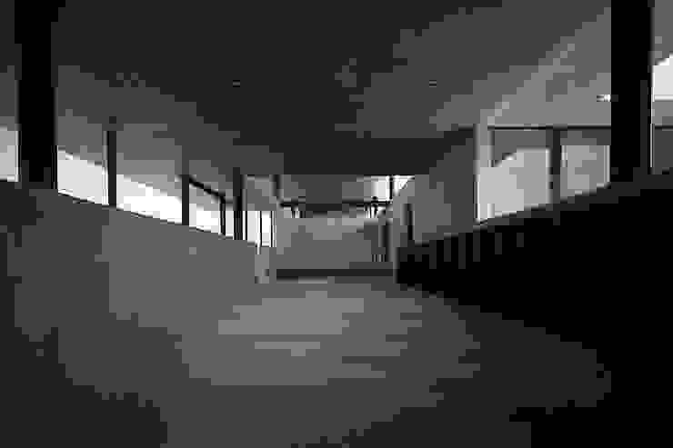 House in Yatakayama 藤本寿徳建築設計事務所 Modern corridor, hallway & stairs