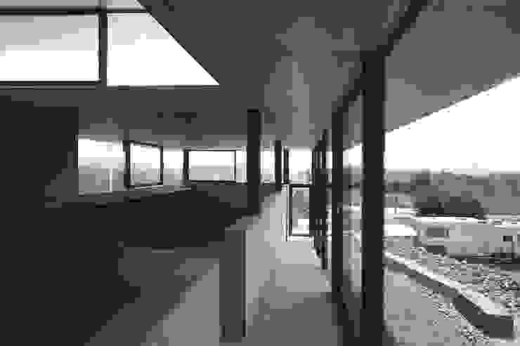 House in Yatakayama 藤本寿徳建築設計事務所 Modern corridor, hallway & stairs