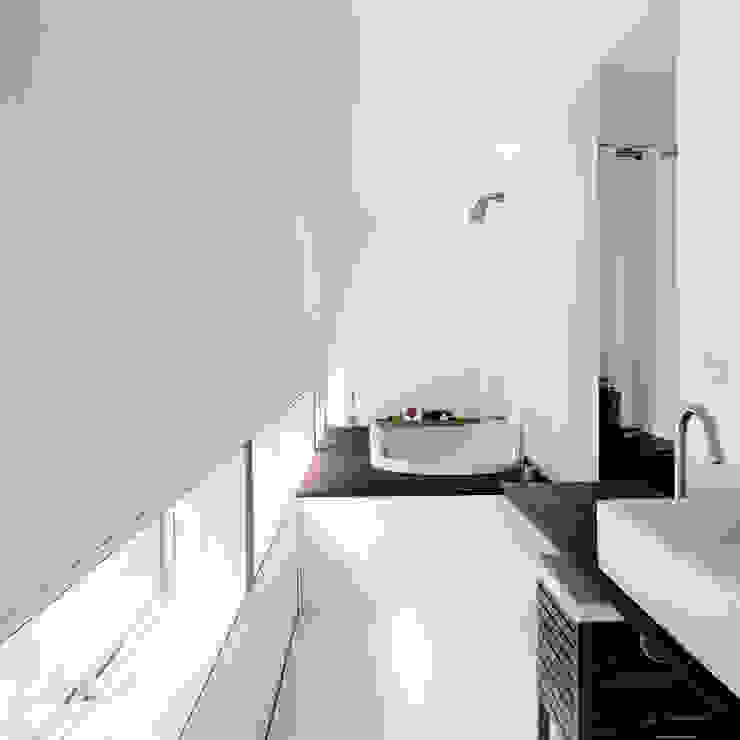 case Bircat, Cattaneo Brindelli architetti associati Cattaneo Brindelli architetti associati Kamar Mandi Minimalis