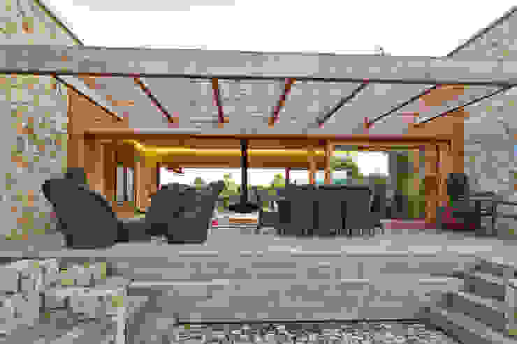 HUGA ARQUITECTOS Case in stile rustico