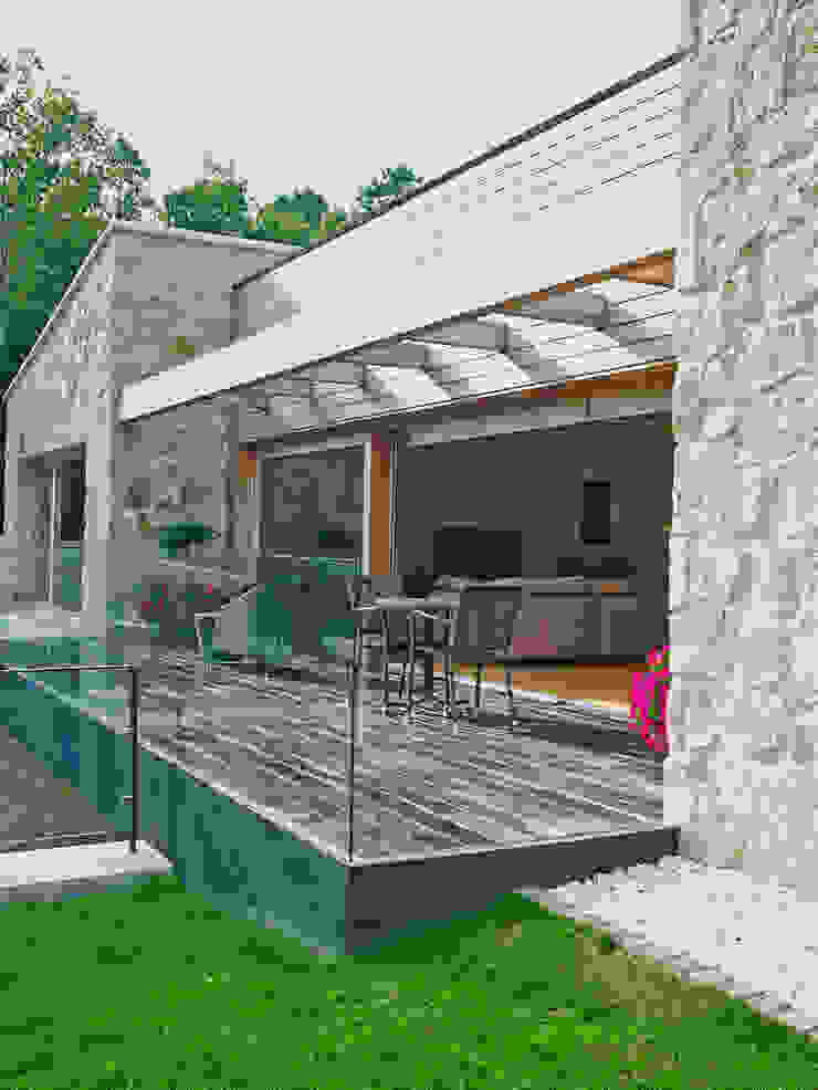 HUGA ARQUITECTOS Case in stile rustico