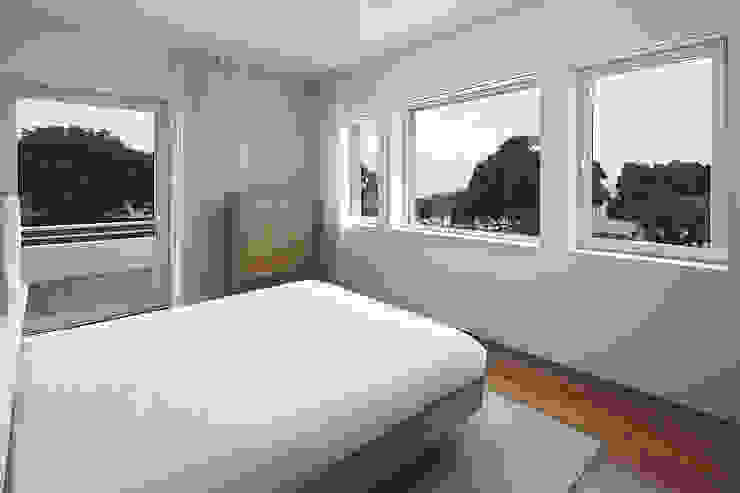 Casa José Prata Quartos modernos por Barbosa & Guimarães, Lda. Moderno