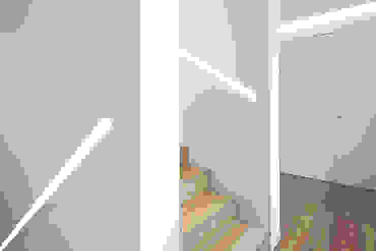Casa José Prata Corredores, halls e escadas modernos por Barbosa & Guimarães, Lda. Moderno