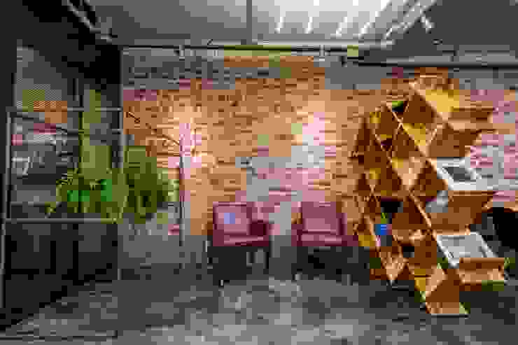 Estante Cruzada:   por Pedro Braga Design, Moderno   