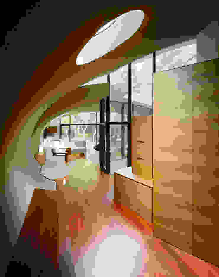 SHELL ARTechnic architects / アールテクニック Pasillos, vestíbulos y escaleras de estilo moderno